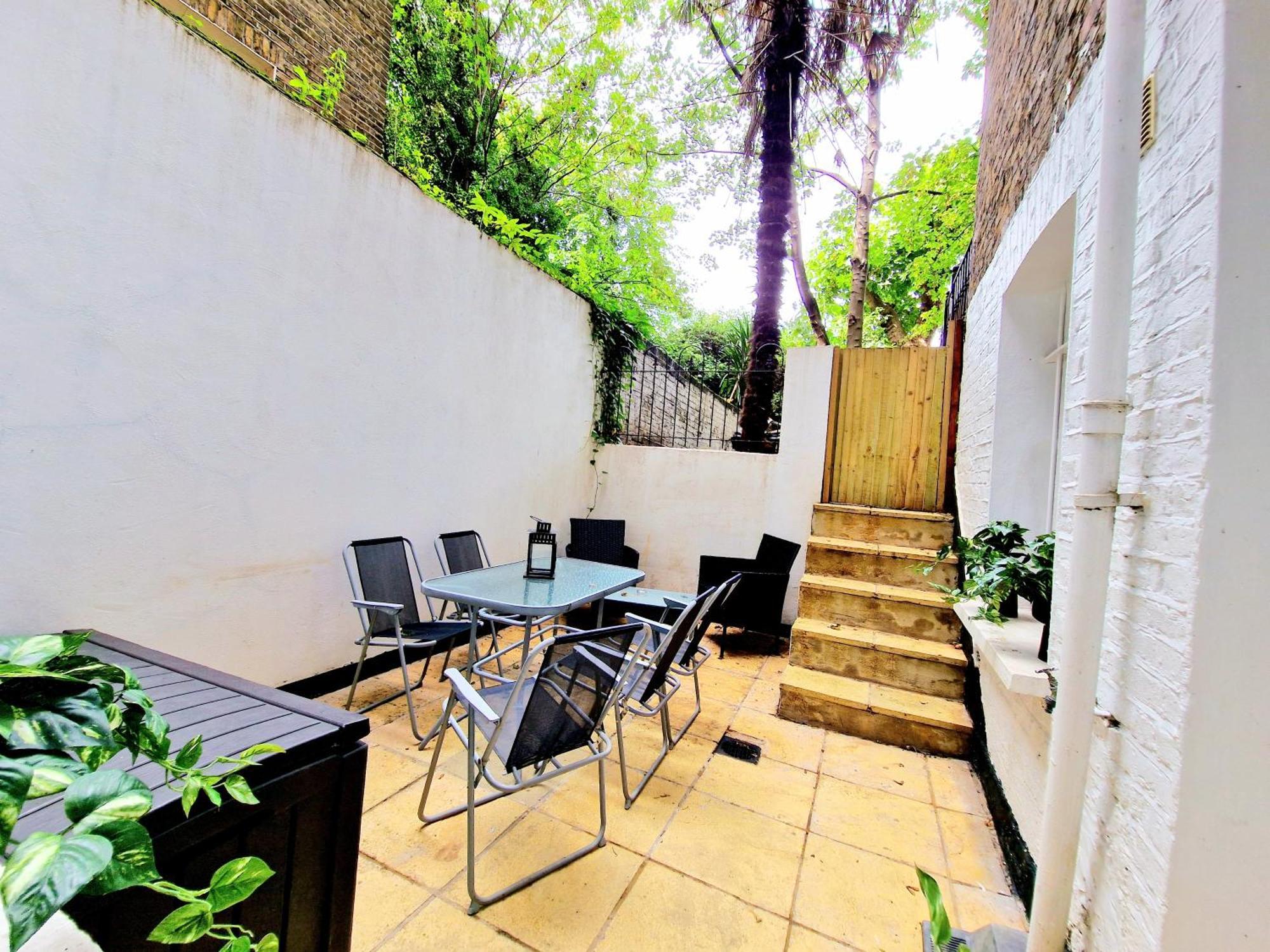 Spacious & Cosy 2 Bedroom Home Plus 2 Sofa-Beds With Private Entrance And Back Patio, 3 Min Walk To Earl'S Court Station 伦敦 外观 照片