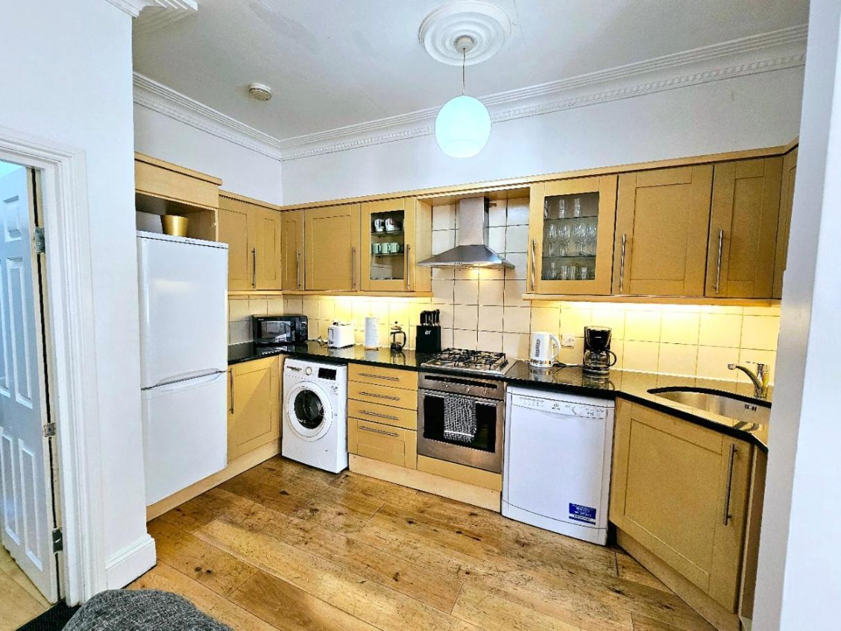Spacious & Cosy 2 Bedroom Home Plus 2 Sofa-Beds With Private Entrance And Back Patio, 3 Min Walk To Earl'S Court Station 伦敦 外观 照片