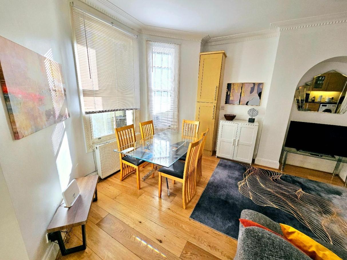 Spacious & Cosy 2 Bedroom Home Plus 2 Sofa-Beds With Private Entrance And Back Patio, 3 Min Walk To Earl'S Court Station 伦敦 外观 照片