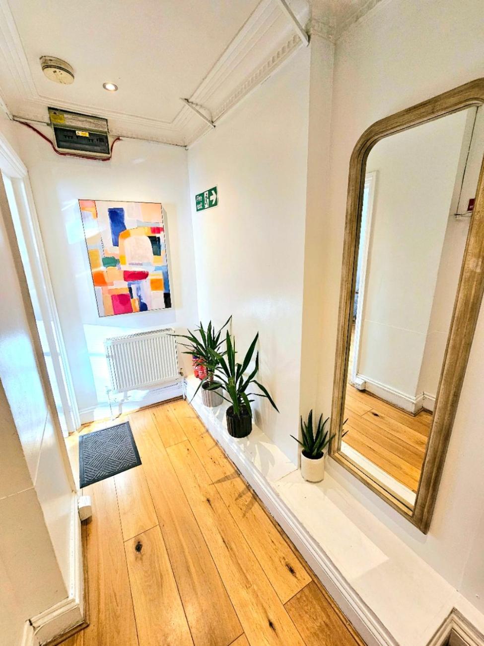 Spacious & Cosy 2 Bedroom Home Plus 2 Sofa-Beds With Private Entrance And Back Patio, 3 Min Walk To Earl'S Court Station 伦敦 外观 照片