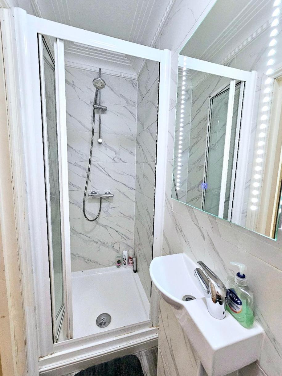 Spacious & Cosy 2 Bedroom Home Plus 2 Sofa-Beds With Private Entrance And Back Patio, 3 Min Walk To Earl'S Court Station 伦敦 外观 照片