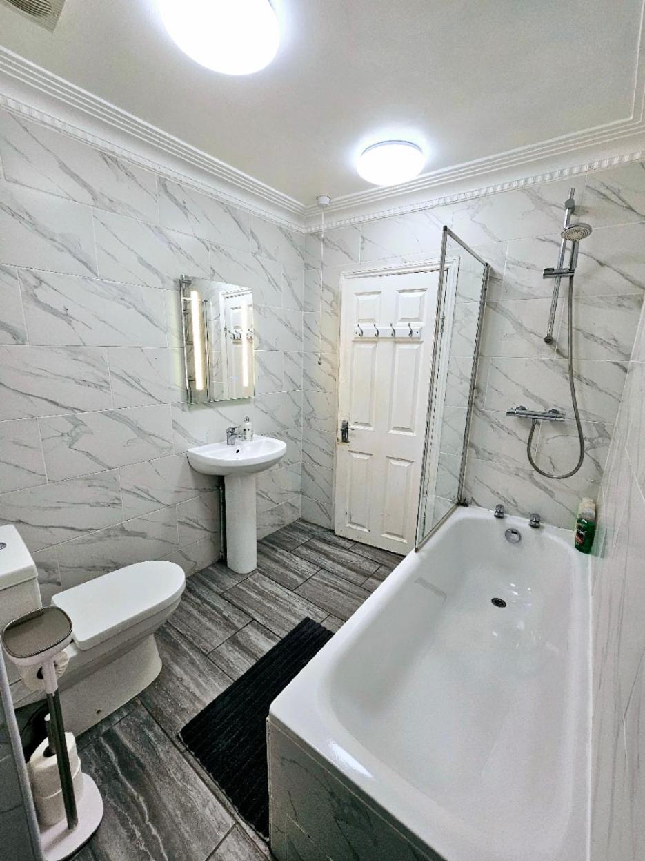 Spacious & Cosy 2 Bedroom Home Plus 2 Sofa-Beds With Private Entrance And Back Patio, 3 Min Walk To Earl'S Court Station 伦敦 外观 照片