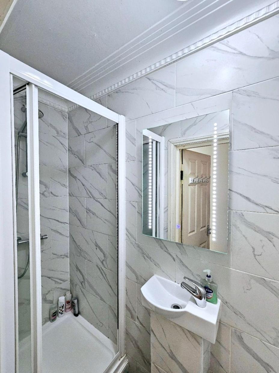 Spacious & Cosy 2 Bedroom Home Plus 2 Sofa-Beds With Private Entrance And Back Patio, 3 Min Walk To Earl'S Court Station 伦敦 外观 照片