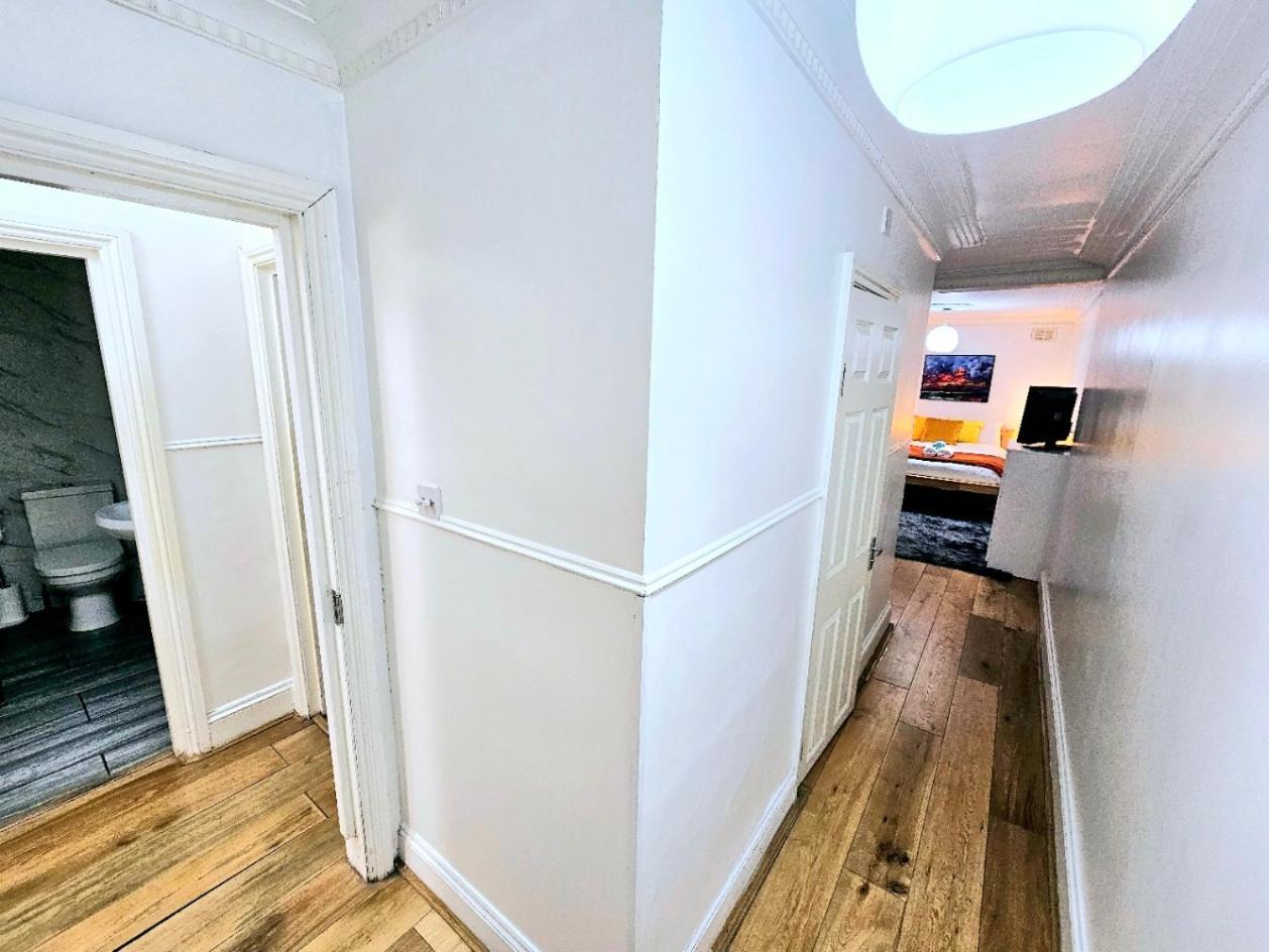 Spacious & Cosy 2 Bedroom Home Plus 2 Sofa-Beds With Private Entrance And Back Patio, 3 Min Walk To Earl'S Court Station 伦敦 外观 照片