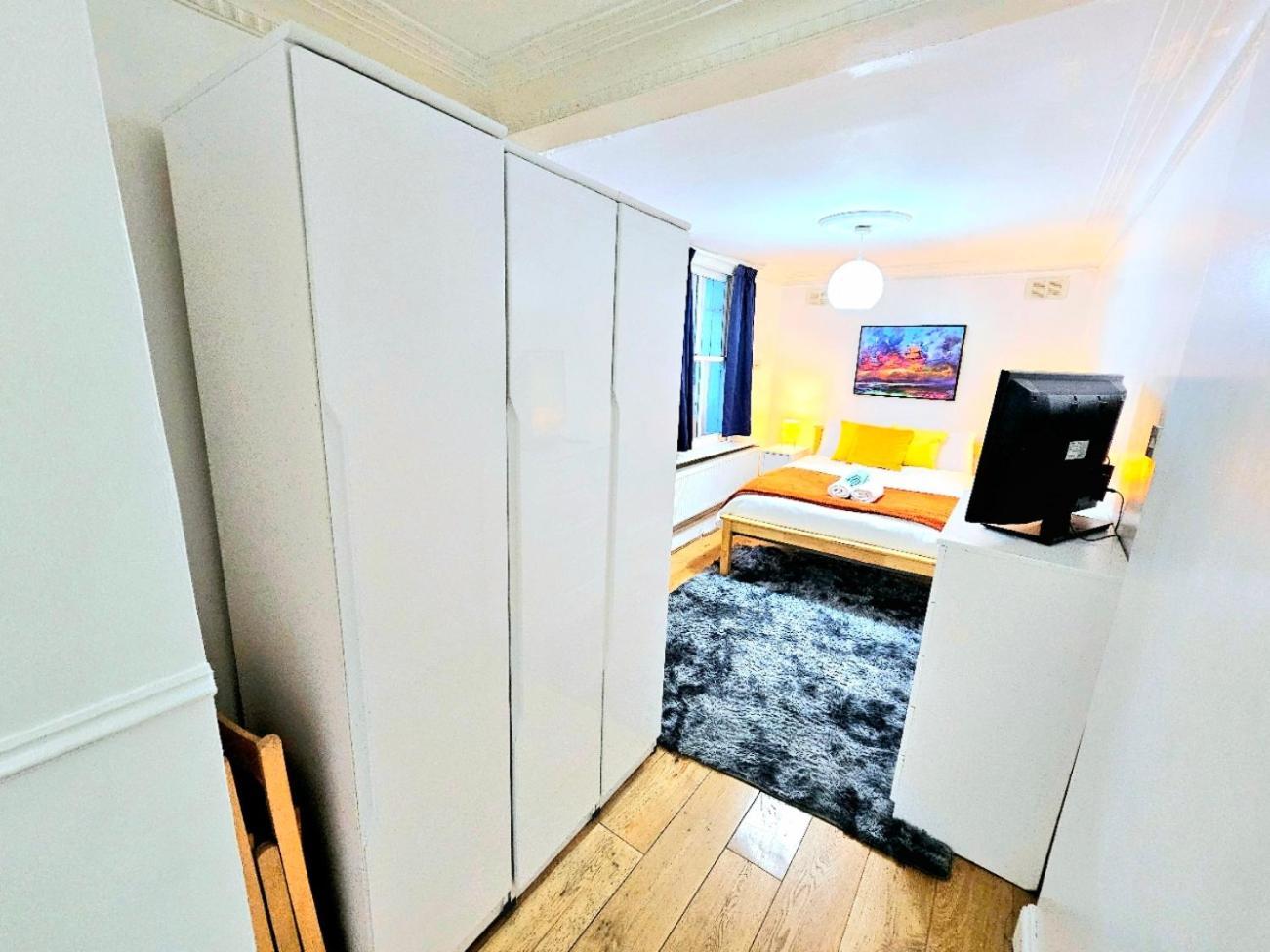 Spacious & Cosy 2 Bedroom Home Plus 2 Sofa-Beds With Private Entrance And Back Patio, 3 Min Walk To Earl'S Court Station 伦敦 外观 照片
