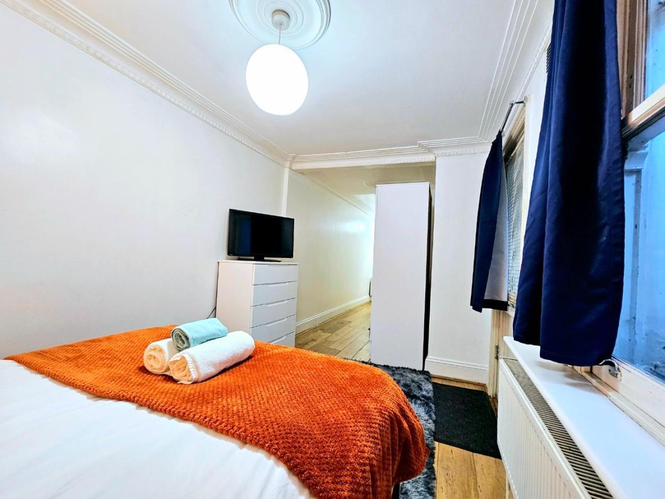 Spacious & Cosy 2 Bedroom Home Plus 2 Sofa-Beds With Private Entrance And Back Patio, 3 Min Walk To Earl'S Court Station 伦敦 外观 照片