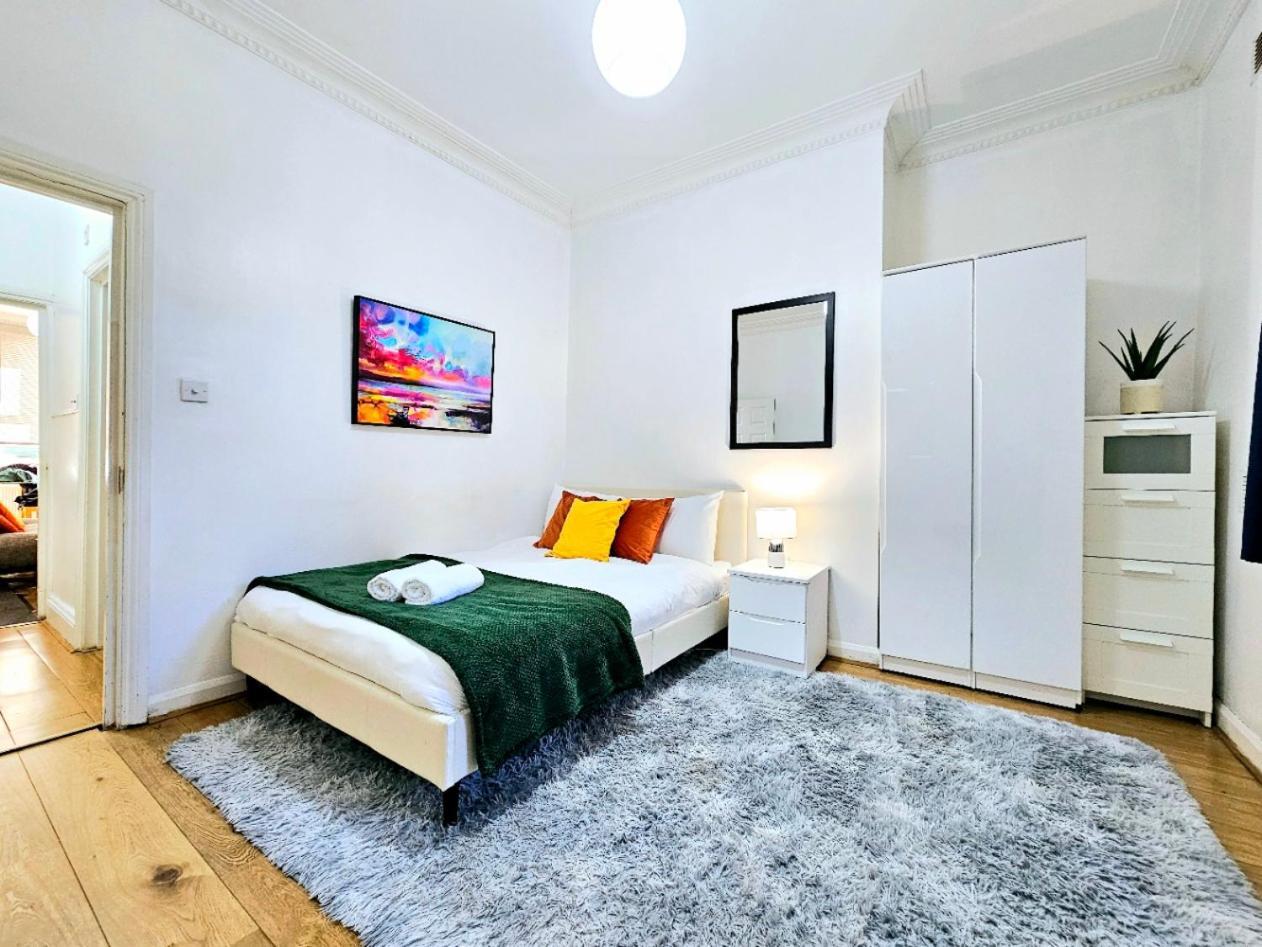 Spacious & Cosy 2 Bedroom Home Plus 2 Sofa-Beds With Private Entrance And Back Patio, 3 Min Walk To Earl'S Court Station 伦敦 外观 照片