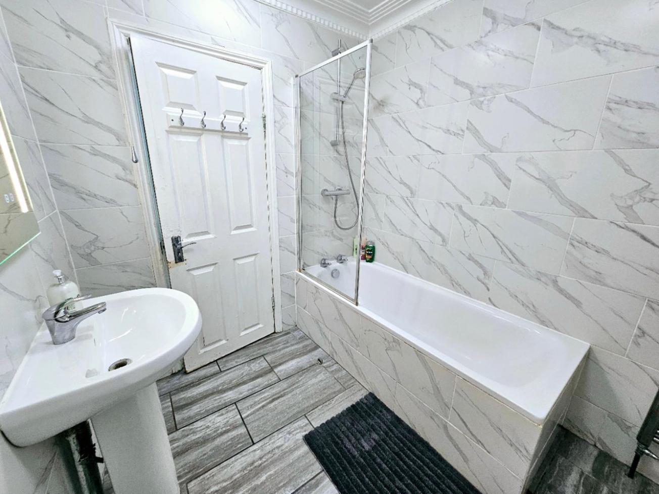 Spacious & Cosy 2 Bedroom Home Plus 2 Sofa-Beds With Private Entrance And Back Patio, 3 Min Walk To Earl'S Court Station 伦敦 外观 照片